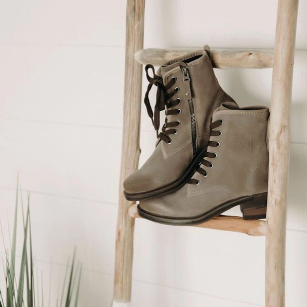 Country Grey Hiking Boot 🥾 water resistant NWB!